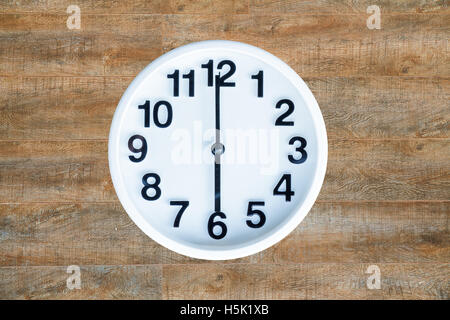 Auf Holz Hintergrund mit textfreiraum anzeigen Uhr 06:00 oder pm. Clipping-Pfad in Bild. Stockfoto