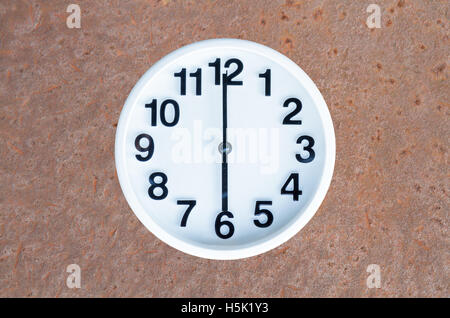 06:00 oder pm auf Stahl rostig Hintergrund mit textfreiraum Anzeige. Clipping-Pfad in Bild. Stockfoto