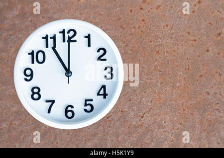 11:00 oder pm auf Stahl rostig Hintergrund mit textfreiraum Anzeige. Clipping-Pfad in Bild. Stockfoto