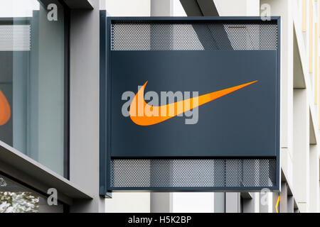 Zeichen außerhalb Nike Central in King Cross, London ist. Stockfoto