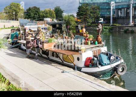 Menschen Surfen im Wort auf dem Wasser Bookbarge oder schwimmende Second-Hand Buchladen am Regent es Canal in Kings Cross in London. Stockfoto