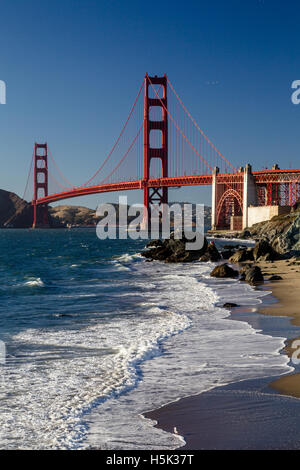 Blick von Marshalls Strand auf der Golden Gate Bridge in San Francisco, Kalifornien, USA an einem wolkenlosen Abend. Stockfoto