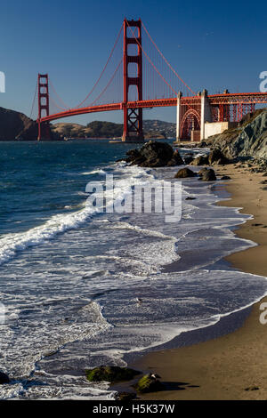 Blick von Marshalls Strand auf der Golden Gate Bridge in San Francisco, Kalifornien, USA an einem wolkenlosen Abend. Stockfoto