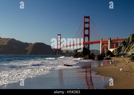 Blick von Marshalls Strand auf der Golden Gate Bridge in San Francisco, Kalifornien, USA an einem wolkenlosen Abend. Stockfoto