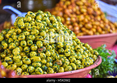 Gemischte Oliven auf der Arab Street Marktstand. Stockfoto