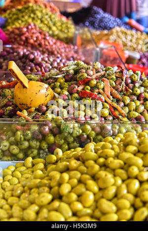 Gemischte Oliven auf der Arab Street Marktstand. Stockfoto