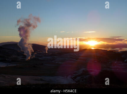 Atemberaubenden Sonnenuntergang über das geothermische Gebiet von Myvatn, Island Stockfoto