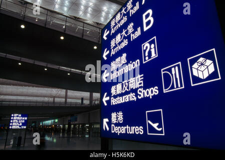 Hong Kong Flughafen Chep Lap Kok zweisprachige Wegweiser Stockfoto