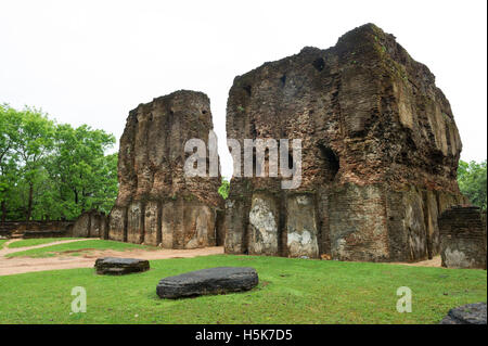 Ruinen des königlichen Palastes in der Zitadelle in der antiken Stadt Polonnaruwa, Sri Lanka Stockfoto