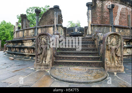 Sitzender Buddha in The Vatadage (kreisförmige Relikt Haus) in The Sacred Quadrangle in der antiken Stadt Polonnaruwa, Sri Lanka Stockfoto