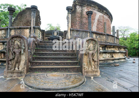 Sitzender Buddha in The Vatadage (kreisförmige Relikt Haus) in The Sacred Quadrangle in der antiken Stadt Polonnaruwa, Sri Lanka Stockfoto