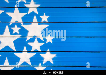 weiße Sternen auf blauem Hintergrund gemalt auf einem geschlossenem Verschluss Stockfoto