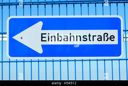 Straßenschild, Einbahnstraße auf blauen Metallzaun, Niedersachsen, Deutschland Stockfoto
