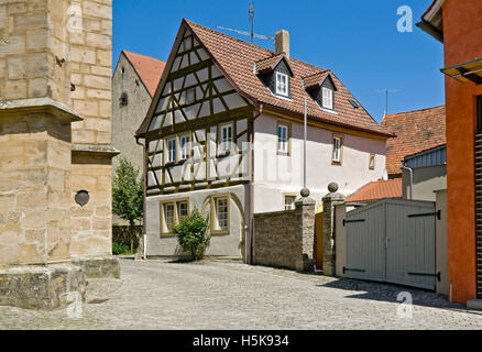 Haus neben der Kirche St. Veit, Iphofen, Franken, Niederbayern Stockfoto