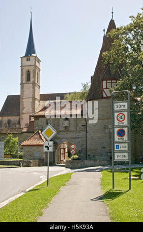 St. Veit Kirche und Roedelseer Tor Tor, Iphofen, Franken, Niederbayern Stockfoto