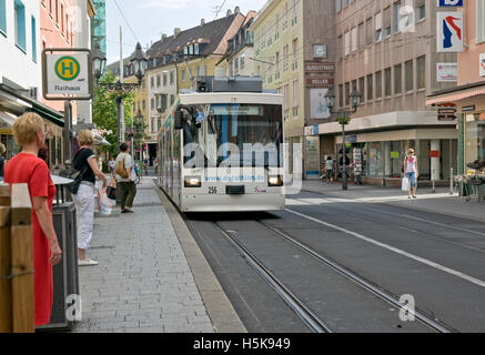 Straßenbahn im Stadtzentrum von Würzburg, Franken, Niederbayern Stockfoto