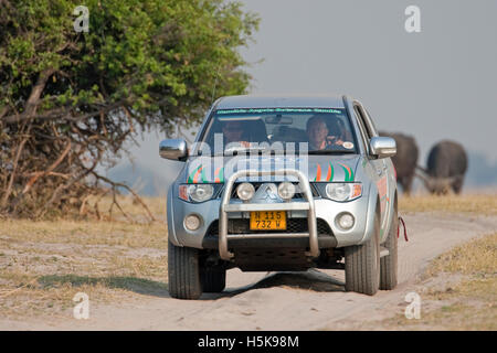 Allrad-Fahrzeug auf einem Feldweg, Chobe Nationalpark, Botswana, Afrika Stockfoto