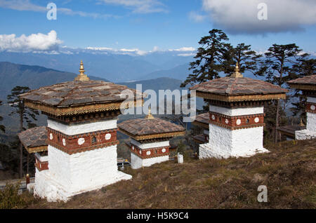 Himalaya-Ansicht und Stupas von Dochu La pass, Bhutan, Südasien Stockfoto