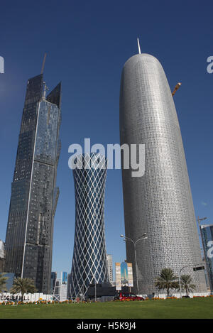 Innovative, moderne Architektur, Recht, Wolkenkratzer vom Architekten Jean Nouvel, Mitte, 200m und 52 Stockwerke hohen QIPCO Holding Stockfoto