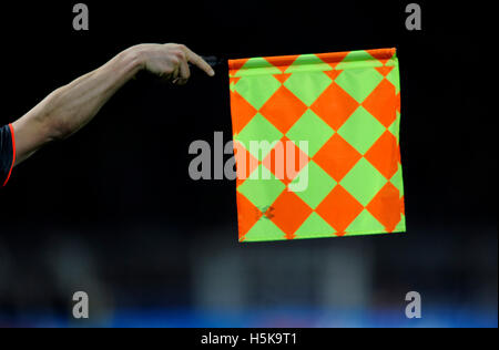 Der Schiedsrichterassistent Flagge, Fußball, Fußball Stockfoto