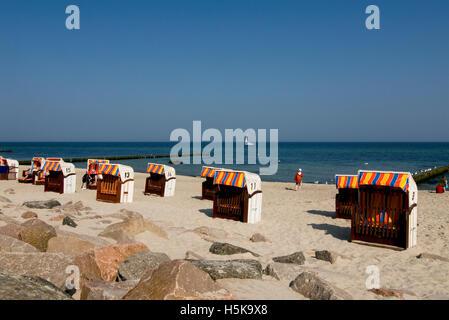Liegestühle am Strand der Ostsee an der Ostsee, Mecklenburg-Vorpommern Stockfoto