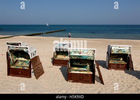 Liegestühle am Strand der Ostsee an der Ostsee, Mecklenburg-Vorpommern Stockfoto