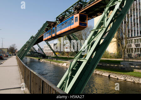 Schwebebahn, suspendiert Einschienenbahn über Fluss Wupper, Wuppertal, Bergisches Land, Nordrhein-Westfalen Stockfoto