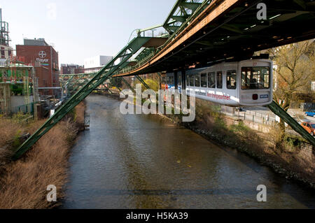 Schwebebahn, suspendiert Einschienenbahn über Fluss Wupper, Wuppertal, Bergisches Land, Nordrhein-Westfalen Stockfoto