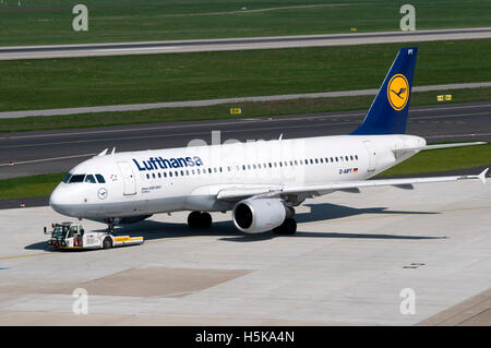 Flughafen, Flugplatz, Flugzeug, Lufthansa Airline Airbus A320-200, D-AIPT, Düsseldorf, Rheinland, Nordrhein-Westfalen Stockfoto