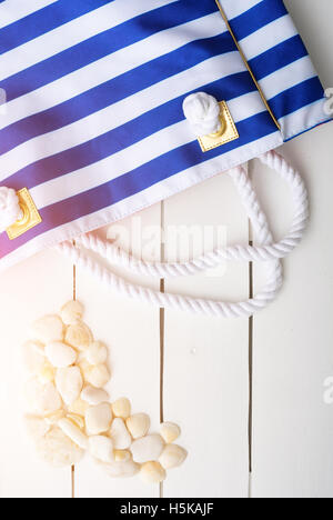 Strand-Accessoires auf Holzbrett Stockfoto