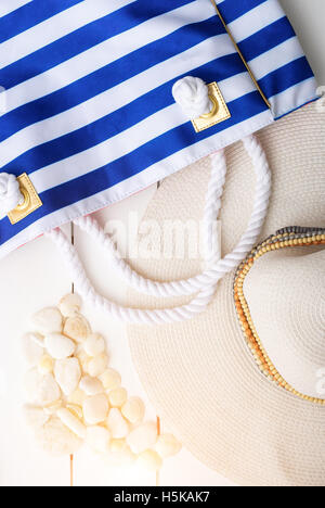 Strand-Accessoires auf Holzbrett Stockfoto