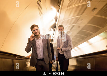 Geschäftsleute, die mit der u-Bahn kommt man zu treffen Stockfoto