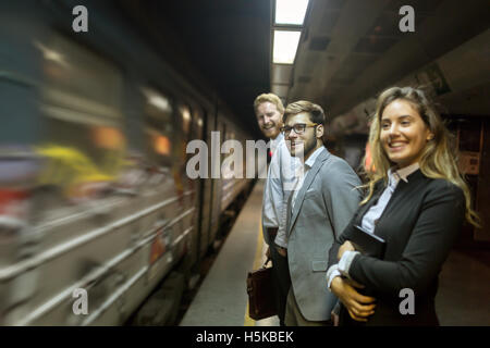 Geschäftsleute, die mit der u-Bahn kommt man zu treffen Stockfoto