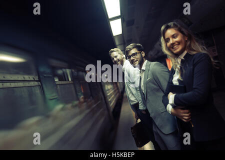 Geschäftsleute mit u-Bahn als Transportmittel Stockfoto