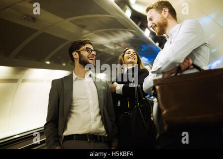 Geschäftsleute, die mit der u-Bahn kommt man zu treffen Stockfoto
