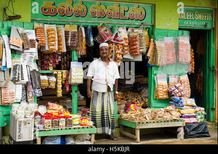 Ladenbesitzer vor seinem Geschäft, Batticaloa, Sri Lanka Stockfoto