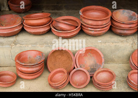 Clay Kochtöpfe für Verkauf auf dem Markt, Batticaloa, Sri Lanka Stockfoto