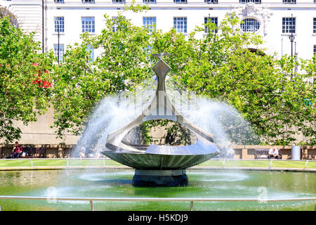 London, UK - 19. Juli 2016 - Brunnen, benannt als drehenden Torsion, Gabo Brunnen Garten am St. Thomas Hospital in London Stockfoto