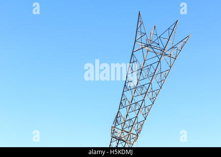 Strommast in Greenwich, London vor einem blauen wolkenlosen Himmel auf den Kopf Stockfoto