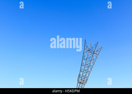 Strommast in Greenwich, London vor einem blauen wolkenlosen Himmel auf den Kopf Stockfoto