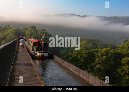 Narrowboat auf Pontcysllyte Aquädukt, Llangollen Kanal, Wrexham Wales Stockfoto