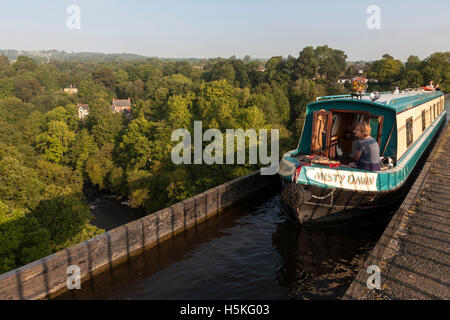 Narrowboat auf Pontcysllyte Aquädukt, Llangollen Kanal, Wrexham Wales.  MODEL RELEASED Stockfoto