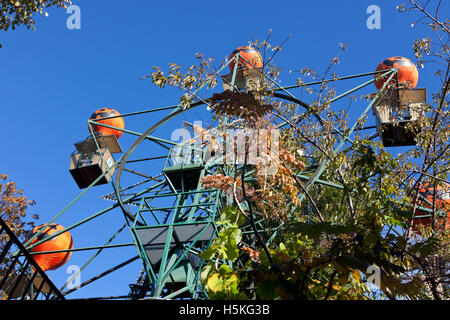 Halloween-Thema in den überfüllten Tivoli Gärten, Kopenhagen, Dänemark. Die Ballon-Riesenrad an einem sonnigen Tag Ende Oktober. Stockfoto