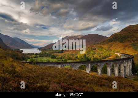 Herbstfarben in den Bergen mit Blick auf das Glenfinnan-Viadukt und Loch Shiel, schottischen Highlands, UK Stockfoto