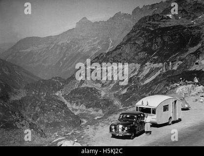 Austin A70 Hereford mit 1954 Pieper-Wohnwagen Stockfoto