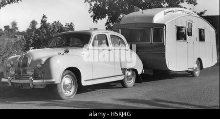 Austin A70 Hereford 1951 mit Wohnwagen Stockfoto