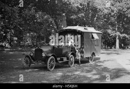 1921 Ford T-Modell mit Wohnwagen Stockfoto