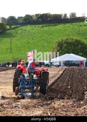 Ein Landwirt die Union Jack-Flagge aus seinem Traktor konkurrieren im Ashover Pflügen Match statt auf der Highoredish Farm, Derbys. Stockfoto