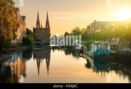 Reformierte Kirche von Str. Paul in Straßburg bei Sonnenaufgang, Frankreich Stockfoto