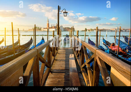 Gondeln und Holzmole in Venedig, Italien Stockfoto